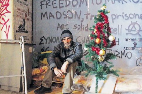 Το χριστουγεννιάτικο δέντρο ενός άστεγου