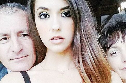 Οργή για τη 18χρονη που πουλάει την  παρθενιά της