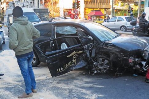 «Φέσι» ο οδηγός που προκάλεσε τροχαίο (με έξι τραυματίες) στη λεωφόρο Συγγρού