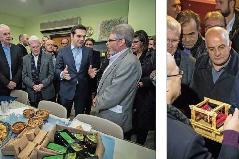 Τσικουδιές, ξηροτήγανα και δώρο αργαλειός μινιατούρα στον Τσίπρα
