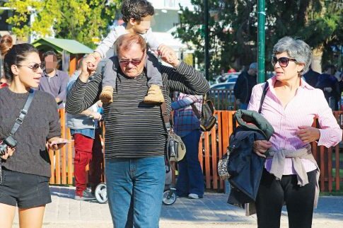 Με σορτσάκι παρά το κρύο