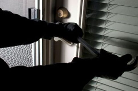 Περίεργη διάρρηξη στο γραφείο του Κεφαλογιάννη με «λεία» λεφτά και laptop