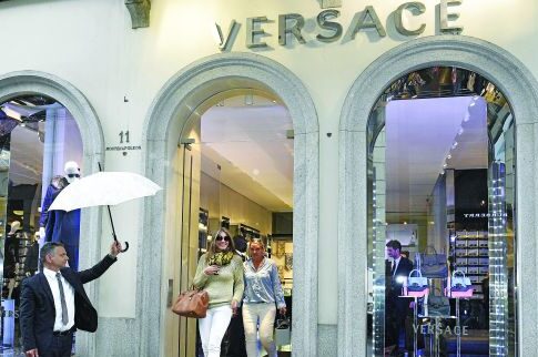 Κατηγορεί τον οίκο Versace για ρατσισμό