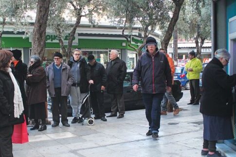 «13η σύνταξη» και μεγάλες «ουρές» για το μισό ΕΚΑΣ