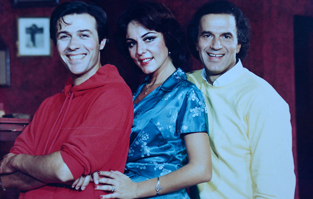 Με τον Τάκη Χρυσικάκο και τον Νίκο Παπαναστασίου στο θεατρικό «Ο νονός μου ο διάβολος» του Κώστα Πρετεντέρη (1984)