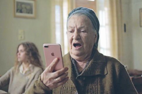 Viral η γιαγιά της Μάνης σε spot της Apple
