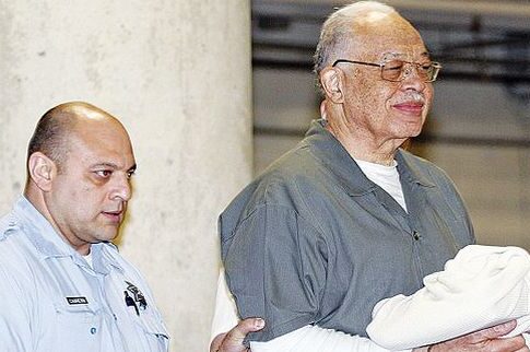 Ο γιατρός δολοφόνος «πουλάει τρέλα» και περιμένει την αποφυλάκισή του