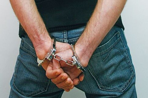 Επιασαν 43χρονο που αυνανιζόταν έξω από φροντιστήρια