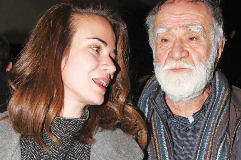 Η Μπουσδούκου στο θέατρο μαζί με τον πάτερα της