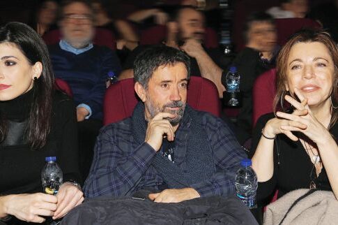 H πόζα «αρνούμαι να κοιτάξω τον φωτογράφο»