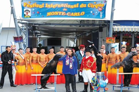 Χάδια σε θαλάσσιο λέοντα από την πριγκίπισσα του Μονακό