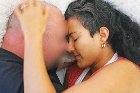 Χρεώνει για κάθε αγκαλίτσα 75 ευρώ την ώρα