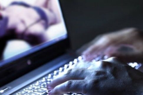 Εκβίαζε με «ροζ» υλικό την πρώην σύντροφό του