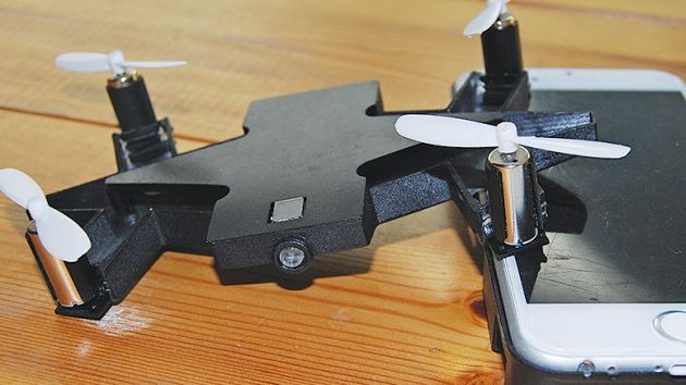 smartphone drone selfly designboom 06