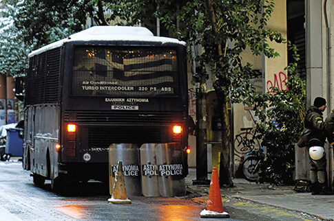 Επίθεση με καλάσνικοφ σε διμοιρία των ΜΑΤ!