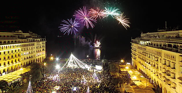 Βεγγαλικά έκαναν τη νύχτα μέρα στη Θεσσαλονίκη