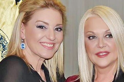 Χειροκρότημα για τις δύο κυρίες