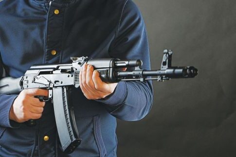 Βρέθηκε στο σκαμνί για απόπειρα ανθρωποκτονίας έπειτα από μπαλοθιές σε γάμο