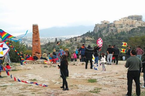 Κούλουμα, γλέντι και χαρταετοί στον λόφο του Φιλοπάππου και στο Ιδρυμα «Σταύρος Νιάρχος»