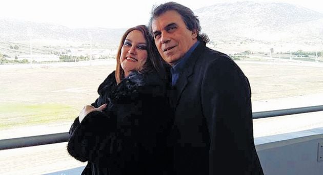 Με τον σύζυγό της, γνωστό τραγουδιστή Μιχάλη Σεβαστό.