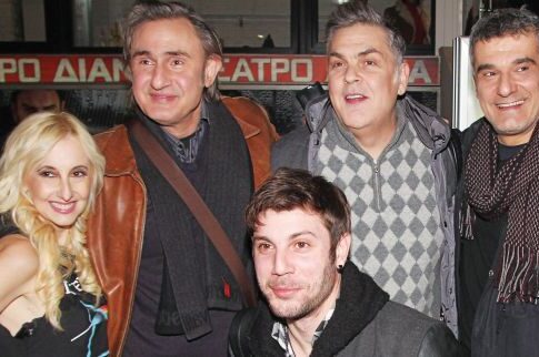 Η θεατρολόγος ποζάρει με το... χαρέμι της!