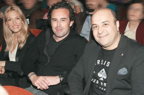 Οι άνθρωποι της showbiz και το άβολο μειδίαμα