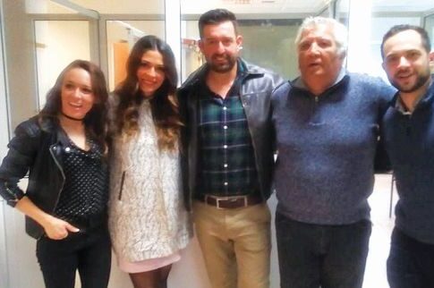 Συγκινημένη η Καλομοίρα στον γάμο της ξαδέρφης της