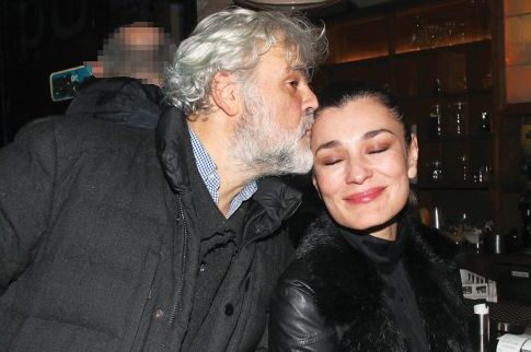 Τρυφερό φιλί από Καραθάνο στη Ναυπλιώτου
