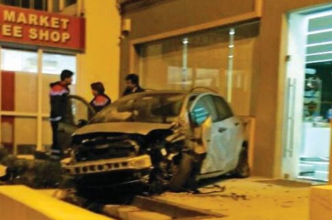 «Προσγείωση» Ι.Χ. σε  είσοδο φαρμακείου