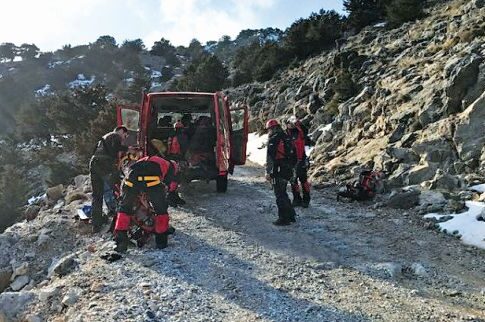 Σοκ! 58χρονη έπεσε  σε γκρεμό 300 μέτρων