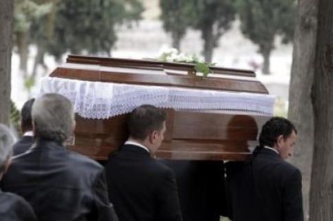 Ευτράπελα σε κηδεία στην Πάτρα! Εβαλαν φέρετρο σε λάθος τάφο