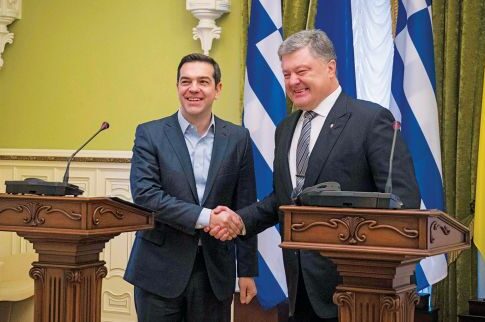 Αφησε τον Ουκρανό πρόεδρο να μιλά και επέστρεψε με ένα μπουκάλι νερό!