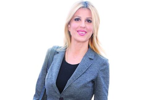 Αρωμα γυναίκας στη Βουλή με ειδική συνεδρίαση και κόκκινα τριαντάφυλλα
