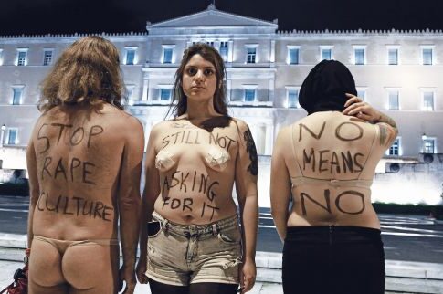 Topless μπροστά στη Βουλή