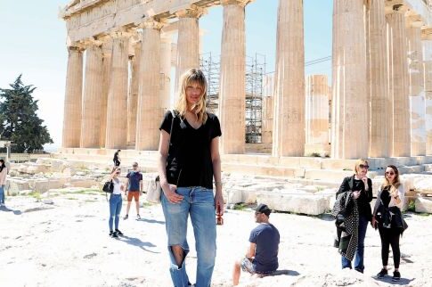 Η sexy «Δαλιδά»  στον Ιερό Βράχο
