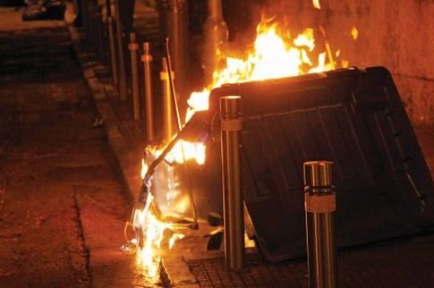 Ποινή φυλάκισης έξι μηνών (με αναστολή) σε άστεγη που έβαλε φωτιά σε κάδο απορριμμάτων για να ζεσταθεί