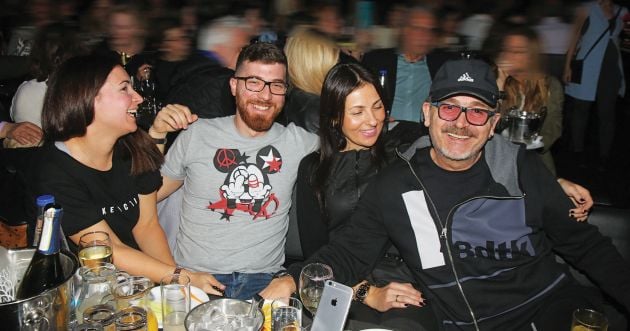 O τραγουδιστής με τη σύζυγό του Κατερίνα Κουργιουξίδου, την κόρη του από τον πρώτο γάμο του Ασημίνα και τον σύζυγό της Μίλτο Ανδριτσόπουλο.