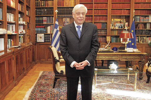 Στόχος ο Παυλόπουλος!
