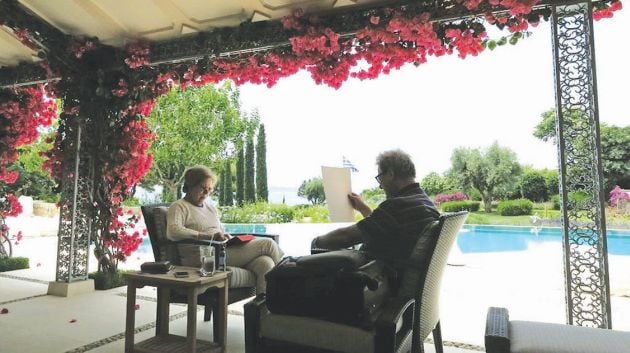 Ο καλλιτέχνης και η Αννα Μαρία στον κήπο της τέως βασιλικής οικογένειας στο Πόρτο Χέλι