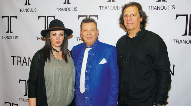 Ο σχεδιαστής με τη Νένα Χρονοπούλου και τον Τάσο Μητρόπουλο