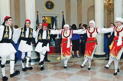 Μπουζούκι, Τραμπ  και φουστανέλες!
