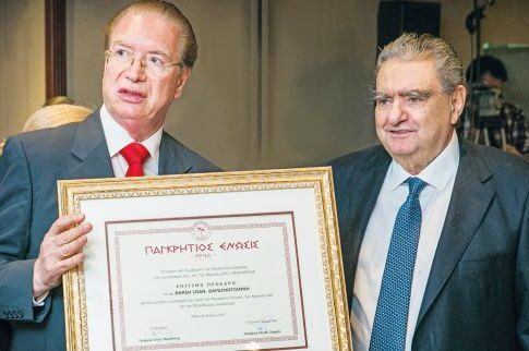 Μεγάλη τιμή από την Παγκρήτια Ενωση στο πρόσωπο του Βαρδή Βαρδινογιάννη