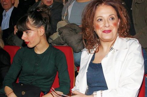 Η Νικολέτα συνόδευσε στο θέατρο τη μαμά της