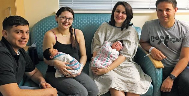 Οι γονείς με τα νεογέννητα στην αγκαλιά τους