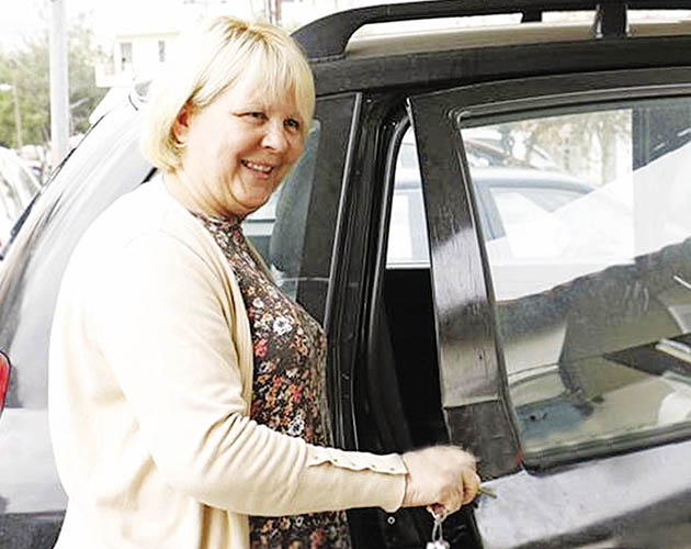 Η Μαρία Βρυθιά φορτώνει στο αυτοκίνητό της αρτοποιήματα από τους φούρνους του Ηρακλείου και τα μοιράζει σε σχολεία (ΦΩΤΟ: neakriti.gr)