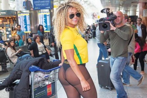 H Miss BumBum τούς απογείωσε στο αεροδρόμιο