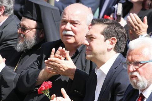 Δίπλα δίπλα και με το γαρίφαλο στο χέρι