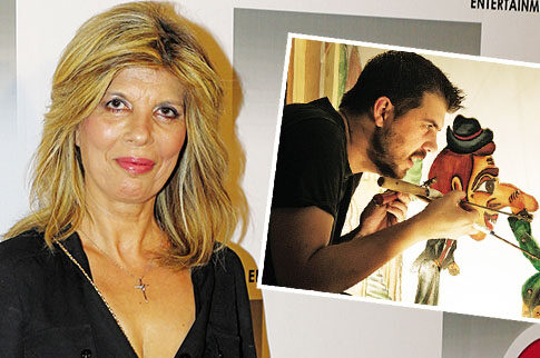 Η Κατερίνα Στανίση στο σανίδι μαζί με τον Καραγκιόζη