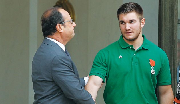 Ο Αλεκ Σκαρλάτος. Αριστερά: Ο Φρανσουά Ολάντ τίμησε τον ελληνικής καταγωγής ήρωα