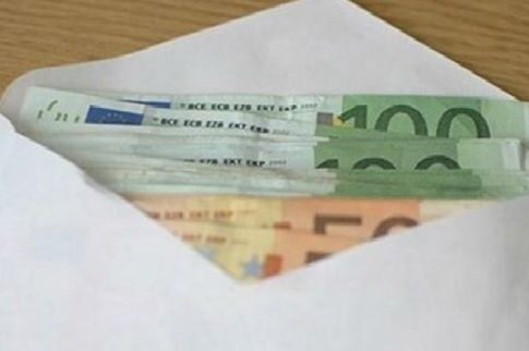 Κρήτη: Βρήκε 50.000 ευρώ στον δρόμο και τα επέστρεψε!
